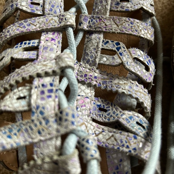 Earth gladiator style sandals leather elastic lace up with zipper back. Purple - Picture 7 of 8